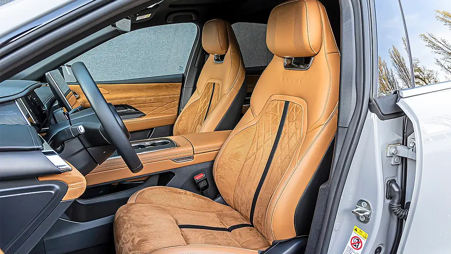 Blick auf die Vordersitze im Innenraum des Mazda 6e.