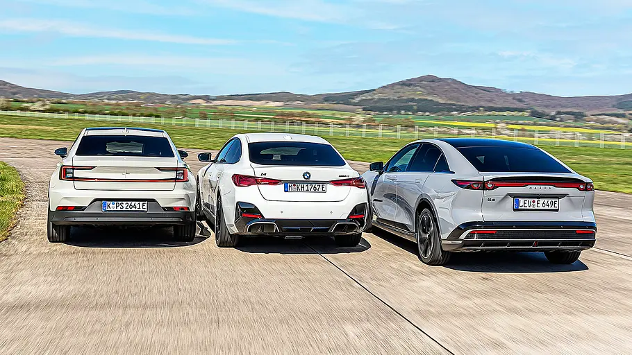 Blick von hinten auf die drei fahrenden Elektro-Limousinen Polestar 2, BMWi4 und Mazda 6e.