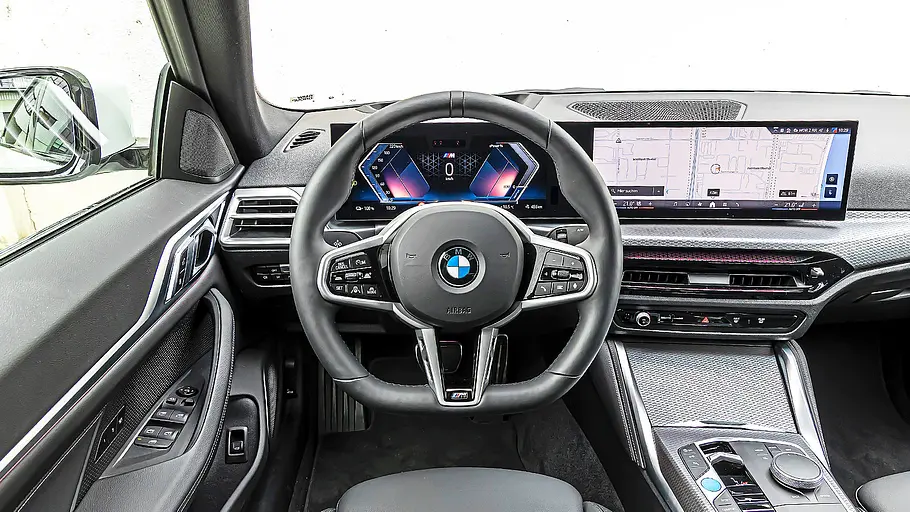 Blick auf die Armaturen im Innenraum des BMW i4.