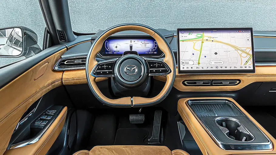 Blick auf die Armaturen im Innenraum des Mazda 6e.