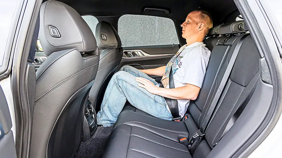 Blick auf die Fondsitze im Innenraum des BMW i4.