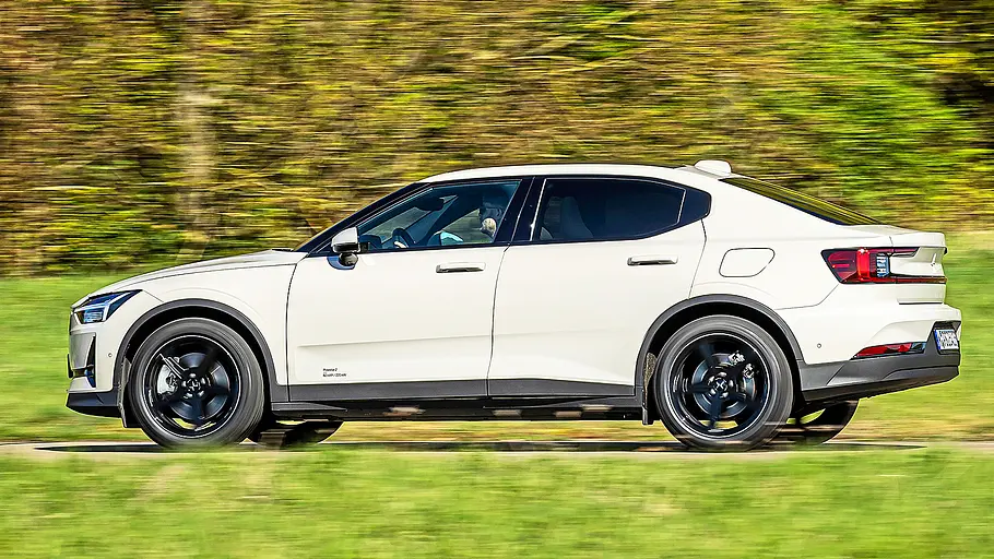 Blick von der Seite auf den fahrenden Polestar 2.