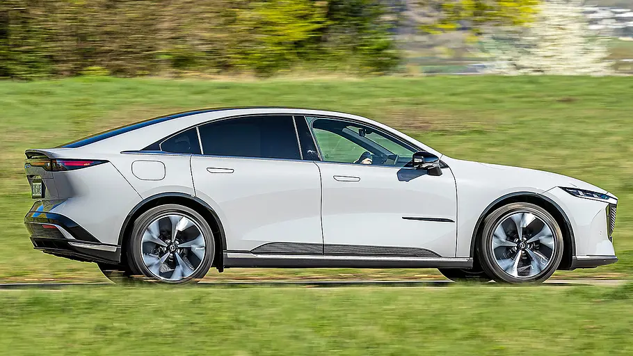 Blick von der Seite auf den fahrenden Mazda 6e.
