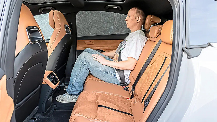 Blick auf die Fondsitze im Innenraum des Mazda 6e.