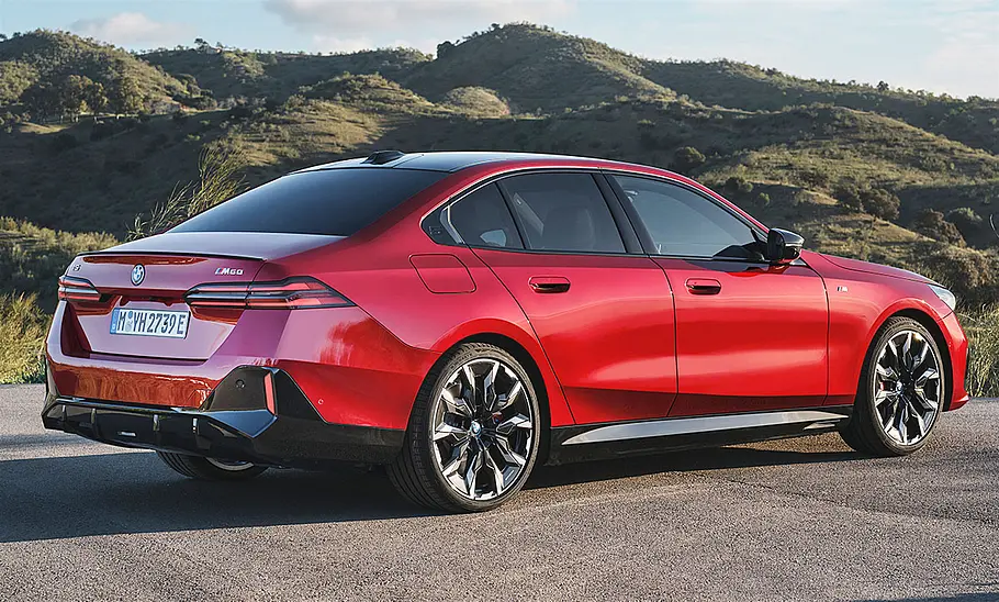 BMW i5 M60 (2023) statisch von schräg hinten rechts fotografiert.