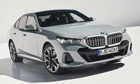 BMW i5 (2023) statisch im Studio, von schräg vorne rechts fotografiert.