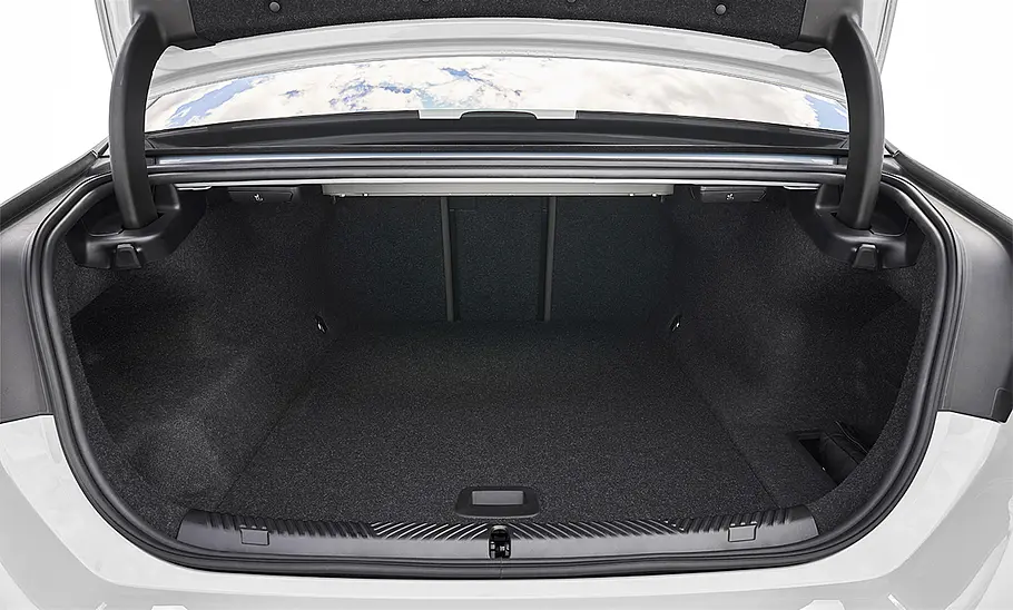 Kofferraum des BMW i5 (2023).