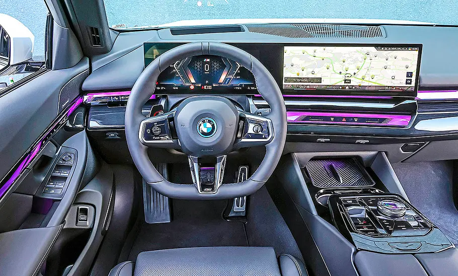 Das Cockpit des BMW i5 xDrive40 Touring.