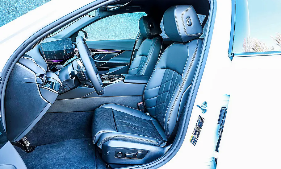 Die Vordersitze des BMW i5 xDrive40 Touring.