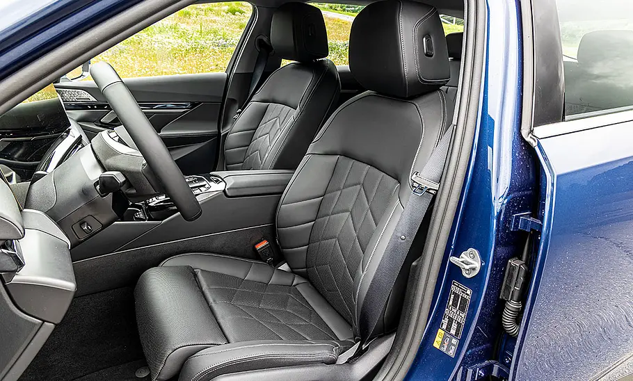 Die Vordersitze im BMW i5 Touring.