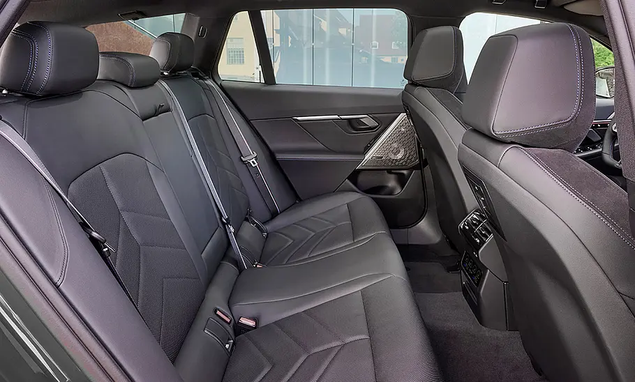 Die Rücksitzbank im BMW i5 Touring.