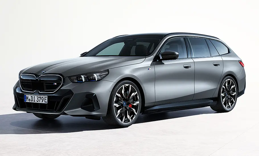 BMW i5 M60 Touring (2024) statisch im Studio, von schräg vorne links fotografiert.
