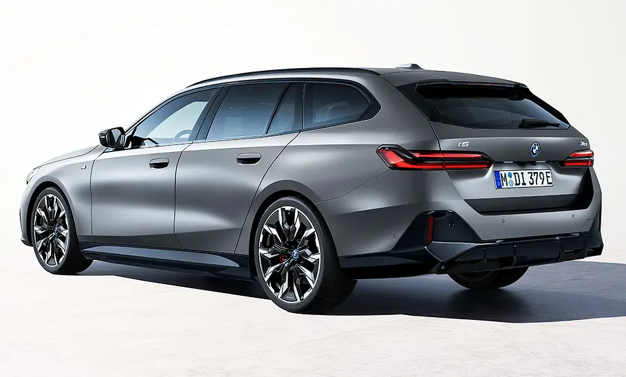 BMW i5 M60 Touring (2024) statisch im Studio, von schräg hinten links fotografiert.