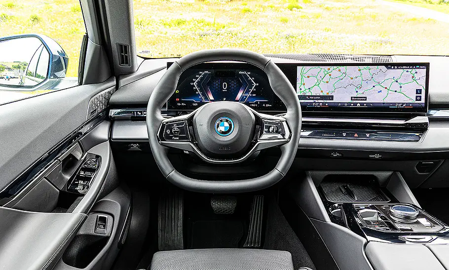 BMW i5 Touring Blick auf die Armaturen im Innenraum des BMW i5 Touring.