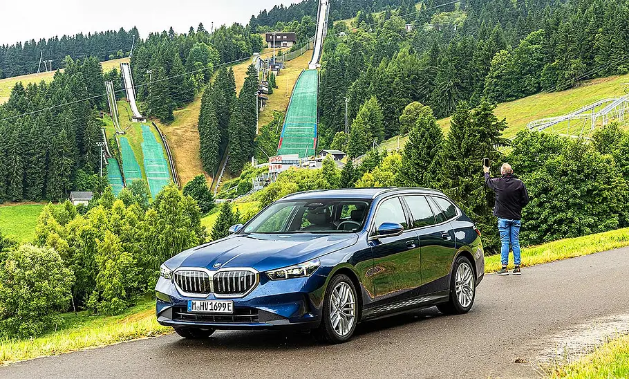 BMW i5 Touring Blick von schräg vorne auf den BMW i5 Touring.