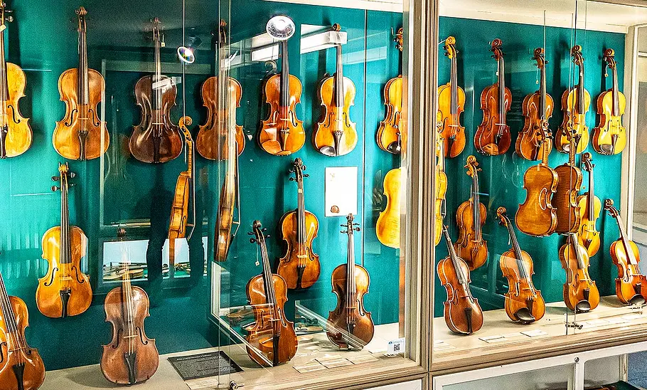 Musikwinkel Markneukirchen Blick auf die Geigensammlung hinter den Vitrinen des Musikwinkels in Markneukirchen.