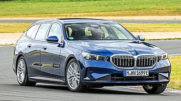Blick von schräg vorne auf den fahrenden BMW i5 Touring. - Foto: Frank Ratering Blick von schräg vorne auf den fahrenden BMW i5 Touring. - Foto: Frank Ratering