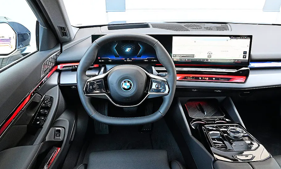Blick auf die Armaturen im Innenraum des BMW i5 Touring.