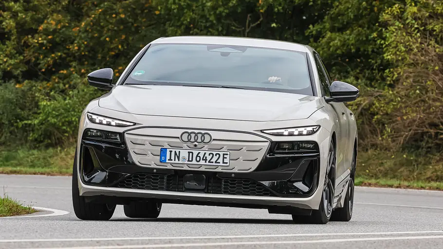 Audi A6 Avant e-tron Der Audi A6 Avant e-tron fährt durch eine Rechtskurve, von vorne fotografiert.