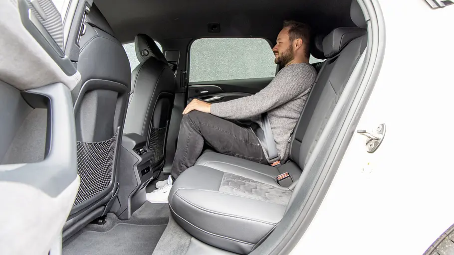 Audi A6 Avant e-tron Ein Mann sitzt im Fond des Audi A6 Avant e-tron.