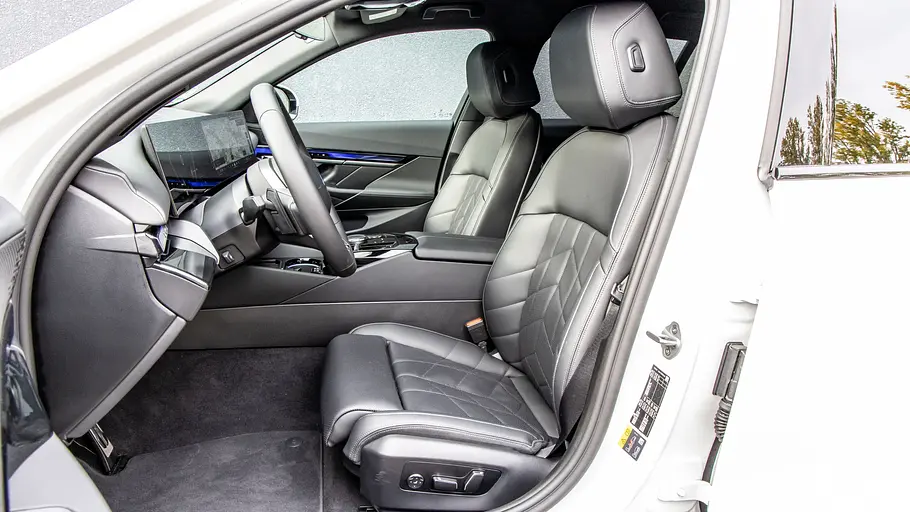 BMW i5 Touring Die vorderen Sitze des BMW i5 Touring.