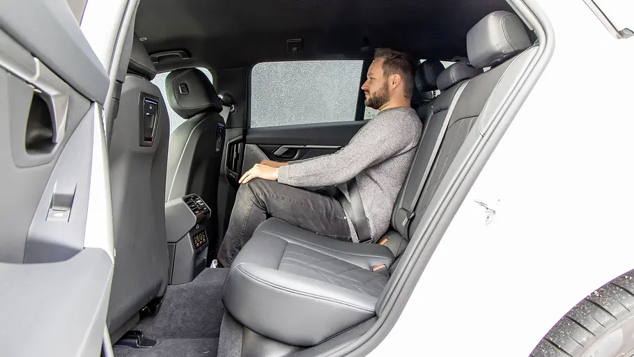 BMW i5 Touring Ein Mann sitzt im Fond des BMW i5 Touring.