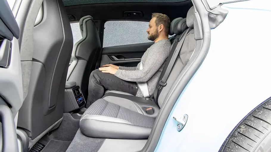 Porsche Taycan Sport Turismo Ein Mann sitzt im Fond des Porsche Taycan Sport Turismo.