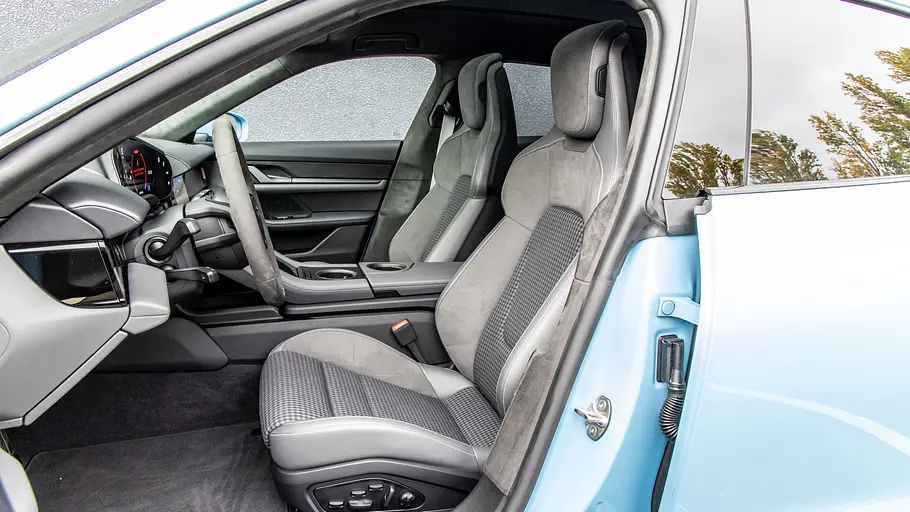 Porsche Taycan Sport Turismo Dir vorderen Sitze des Porsche Taycan Sport Turismo.