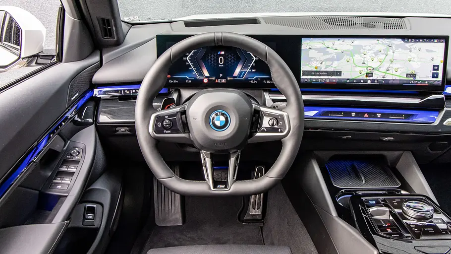 BMW i5 Touring Das Cockpit des BMW i5 Touring.
