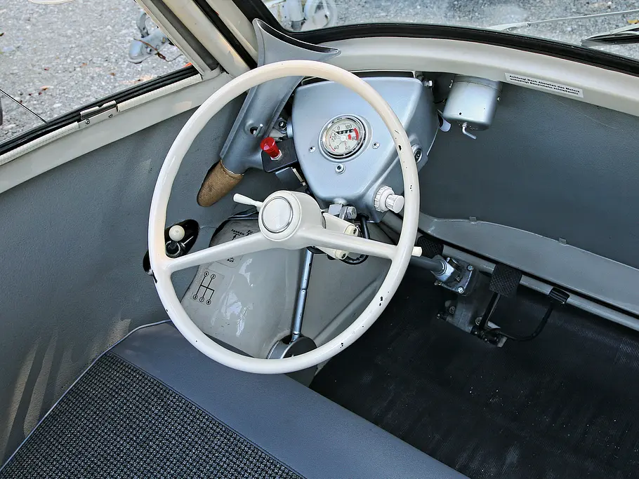 BMW Isetta Bilder Fahrbericht technische Daten Cockpit