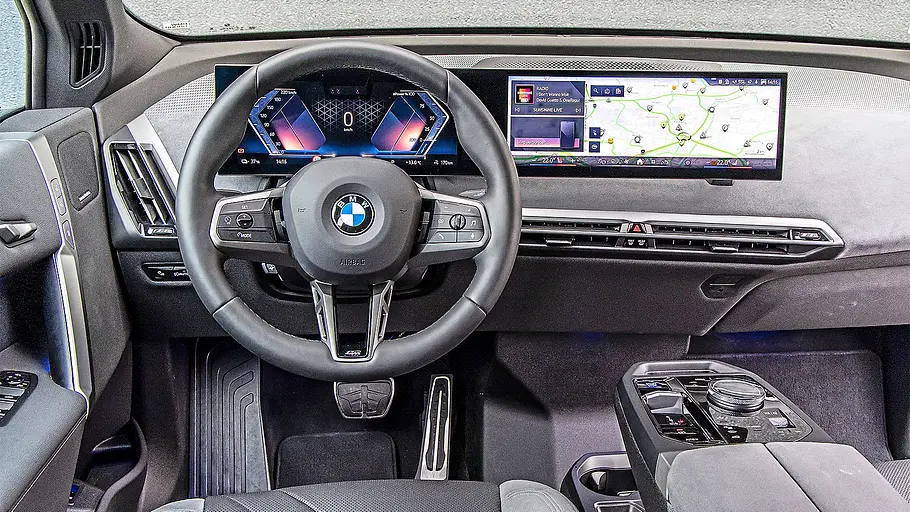 Blick auf die Armaturen im Innenraum des BMW iX.