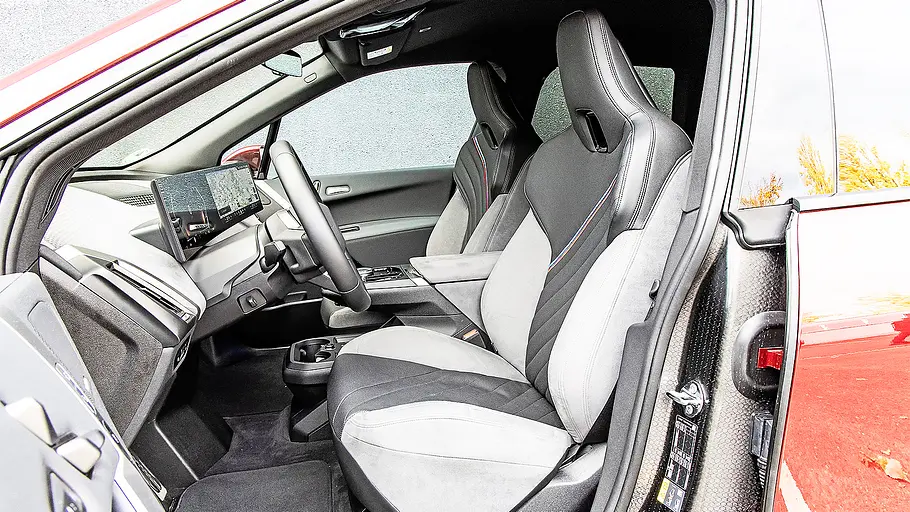 Blick auf die Vordersitze im Innenraum des BMW iX.