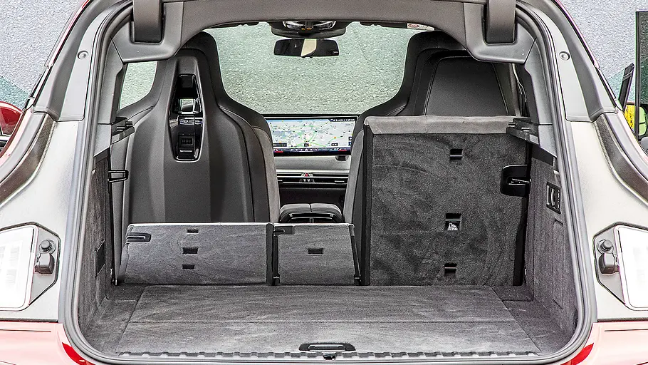 Blick in den Kofferraum des BMW iX.