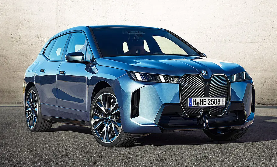 BMW iX Facelift (2025) Blick von schräg vorne auf das BMW iX Facelift (2025).
