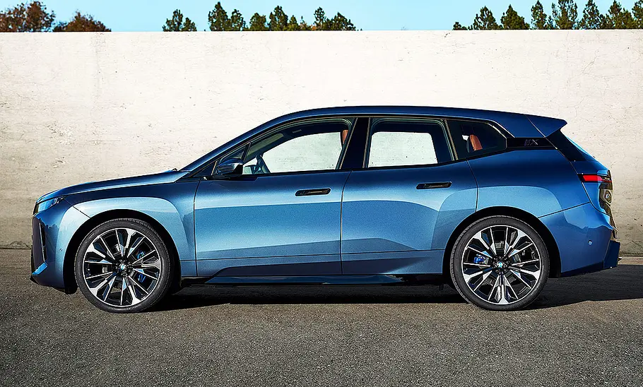 BMW iX Facelift (2025) Blick von der Seite auf das BMW iX Facelift (2025).