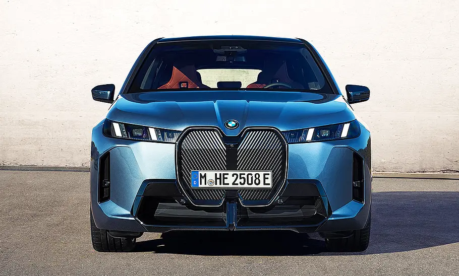 BMW iX Facelift (2025) Blick von vorne auf das BMW iX Facelift (2025).