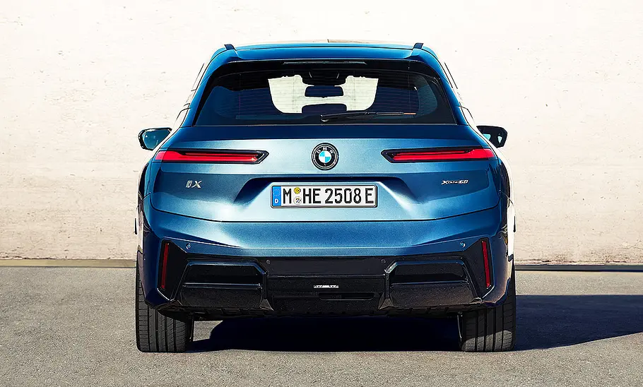 BMW iX Facelift (2025) Blick von hinten auf das BMW iX Facelift (2025).