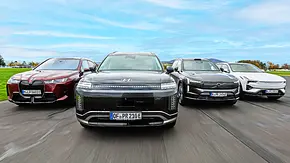 Gruppenbild mit Blick von vorne auf die fahrenden E-SUV BMW iX, Hyundai Ioniq 9, Volvo EX90 und Polestar 3 - Foto: Daniela Loof