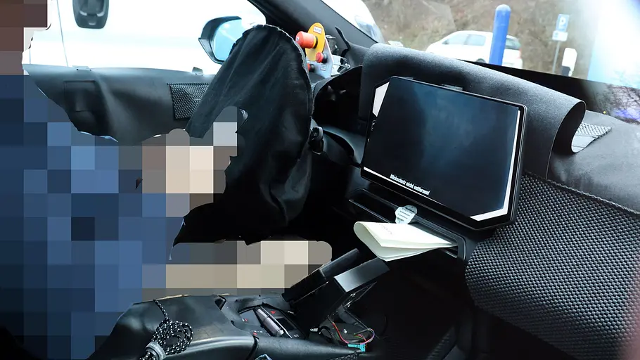 Als Erlkönig erwischt: Hier zu sehen ist das zum Teil abgedeckte Interieur des BMW iX1.