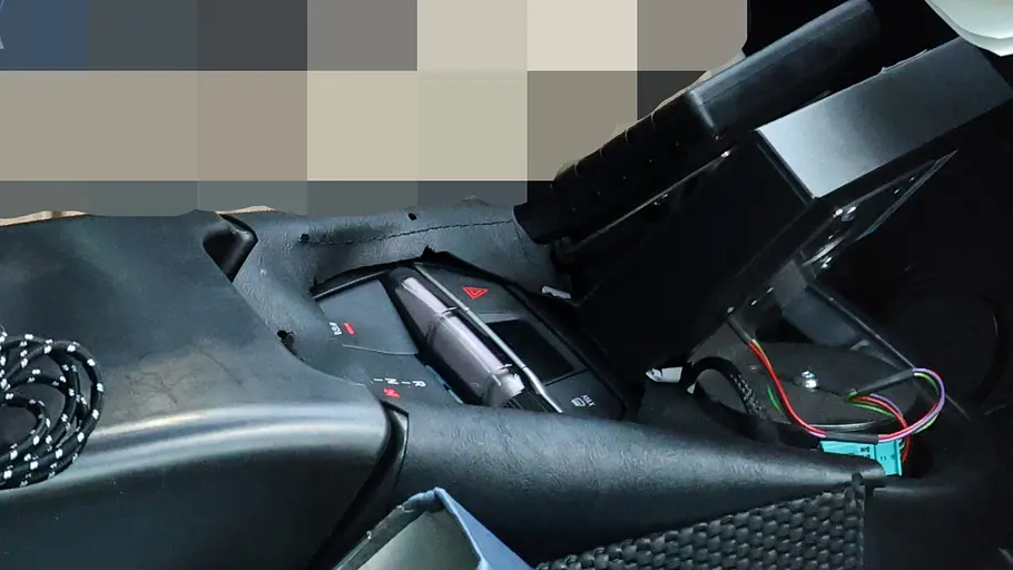 Als Erlkönig erwischt: Das Detailbild zeigt die Mittelkonsole des BMW iX1.