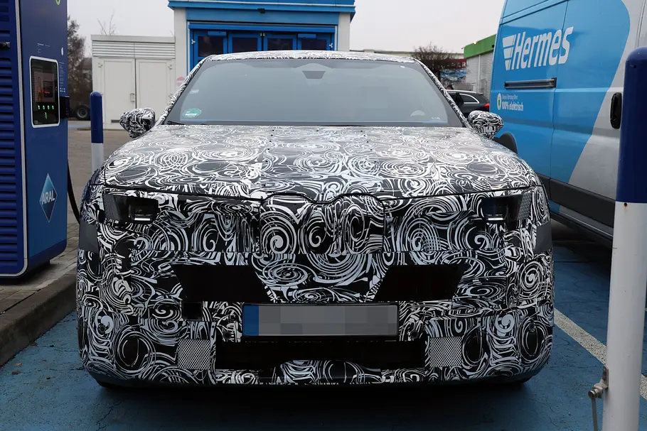 BMW iX1 (2027) Blick von vorne auf den stehenden BMW iX1 (2027).