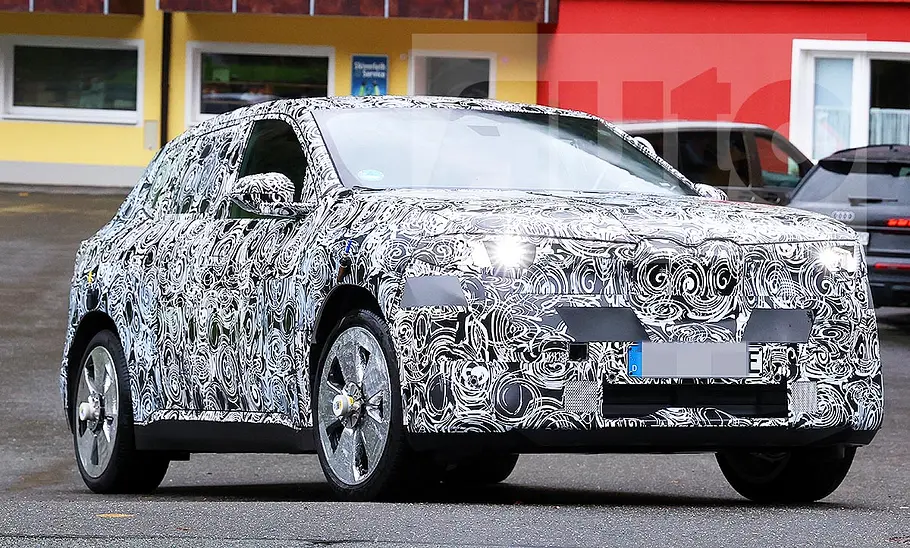 BMW iX1 (2027) Blick von schräg vorne auf den fahrenden BMW iX1 (2027).