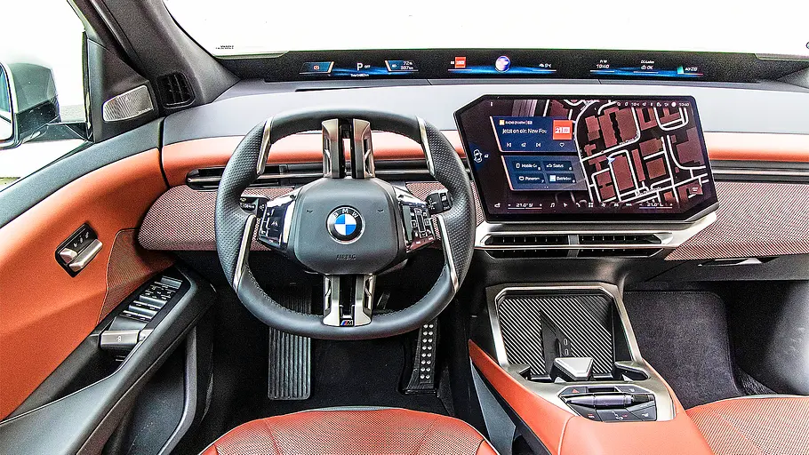 BMW iX3 Blick auf die Armaturenlandschaft im Innenraum des BMW iX3.