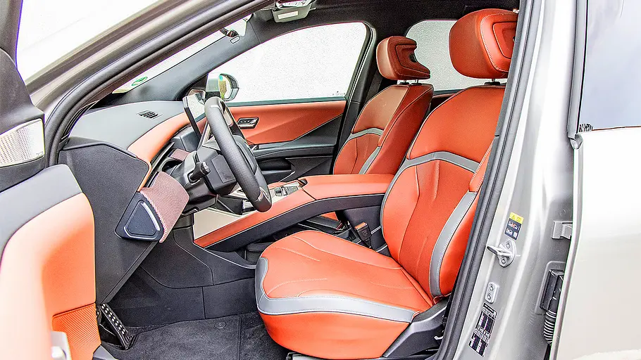 BMW iX3 Blick auf die Vordersitze im Innenraum des BMW iX3.