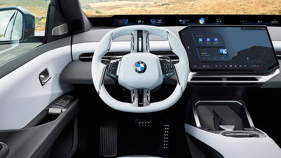 BMW iX3 Das Cockpit des BMW iX3 (2026) mit asymmetrischem Display.