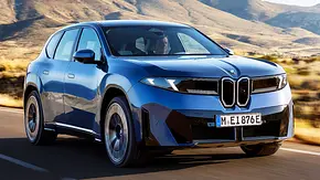 Blick von schräg vorne auf den fahrenden BMW iX3 40. - Foto: BMW