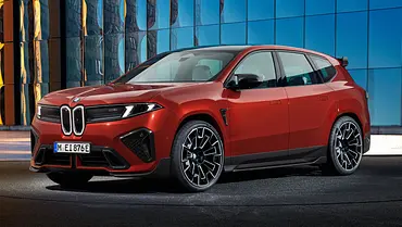 Ein Rendering zeigt den BMW iX3 M (2027) statisch vor einer Glasfassade, von vorne links fotografiert. - Foto: Avarvarii