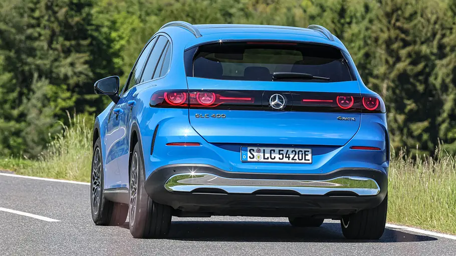 Mercedes GLC EQ Der Mercedes GLC EQ fährt auf einer Landstraße, von hinten fotografiert.