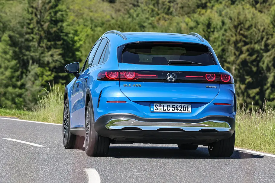 Mercedes GLC EQ Der Mercedes GLC EQ fährt auf einer Landstraße, von hinten fotografiert.