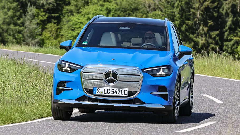 Mercedes GLC EQ Der Mercedes GLC EQ fährt durch eine Kurve, von vorne fotografiert.